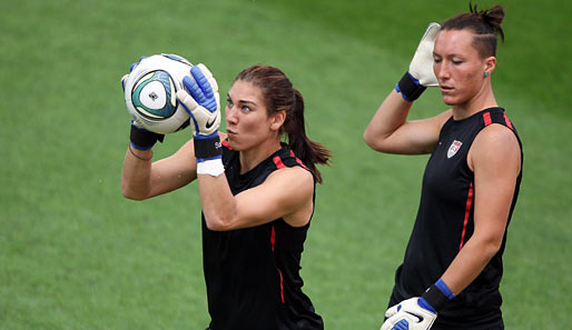Die USA bereiten sich aufs Finale der Frauen-Fußball-WM vor. Torhüterin Hope Solo steht natürlich im Mittelpunkt. Jill Loyden hat die Haare schön