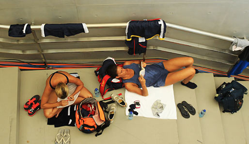 Die spanischen Synchronspringerinnen Jennifer Benitez und Leyre Eizaguirre am Rande der Schwimm-WM in Shanghai