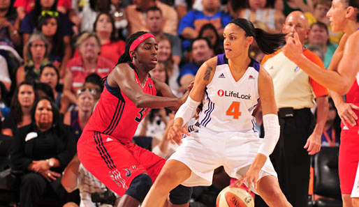 Candice Dupree von Phoenix Mercury postet gegen Kerri Gardin von den Washington Mystics auf. Phoenix gewinnt das WNBA-Match 78:64
