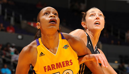 Während die NBA Pause macht, wird in der WNBA noch um jeden Ball gefightet. Hier beobachten Tina Thompson von den LA Sparks und Ruth Riley von San Antonio einen Wurf