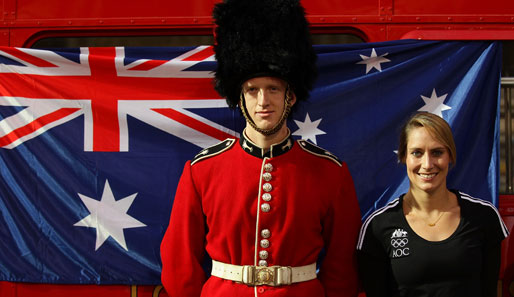 Ein Jahr vor den Olympischen Spielen besucht die australische Turmspringerin Alexandra Croak (r.) die Ausrichterstadt London. Sogar der Guard grinst