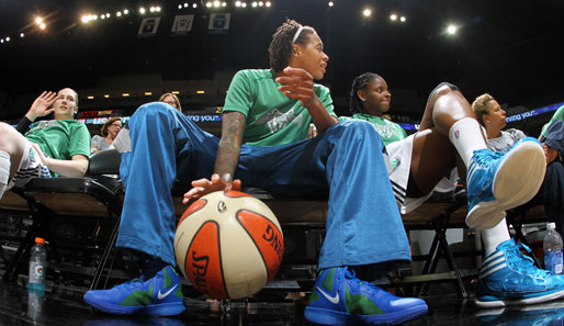 Ein gemütlicher Job: Seimone Augustus (M.) und ihre Kolleginnen sehen entspannt auf der Bank das WNBA-Spiel ihrer Minnesota Lynx gegen die Los Angeles Sparks