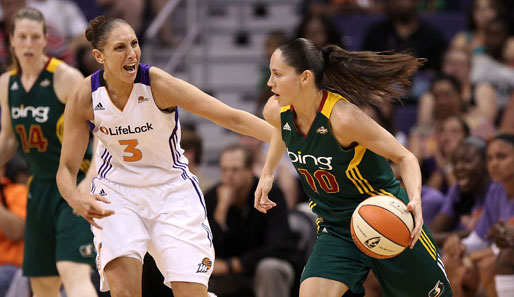 Verzweiflung oder Trash-Talk? Diana Taurasi (l.) von den Phoenix Mercury gibt ihrer Gegnerin Sue Bird von Seattle Storm im WNBA-Spiel etwas mit auf den Weg