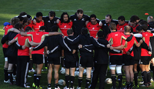 Teambuilding bei den harten Kerls beim Rugby: Die New Zealand All Blacks schwören sich beim Training ein