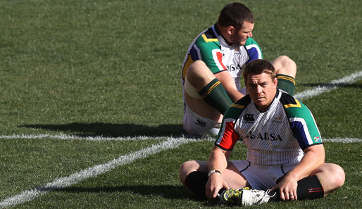Ganz entspanntes Stretching praktizieren die Springboks, die Rugby-Mannschaft Südafrikas, in Neuseeland. John Smit (vorne) flirtet sogar nebenbei mit der Kamera