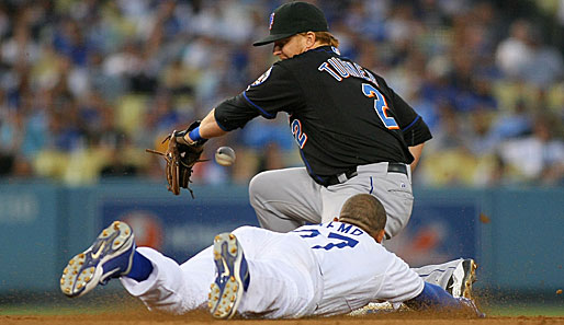 Erster! Matt Kemp (u.) von den L.A. Dodgers kommt vor Justin Turner von den Mets an die zweite Base. Endstand: Dogers 6, Mets 0
