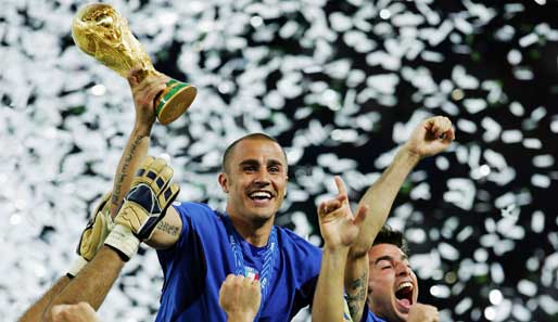 Ein ganz Großer beendet seine Karriere: Auf den Tag exakt fünf Jahre, nachdem er in Berlin den WM-Pokal in Empfang genommen hatte, beendet Fabio Cannavaro seine Karriere