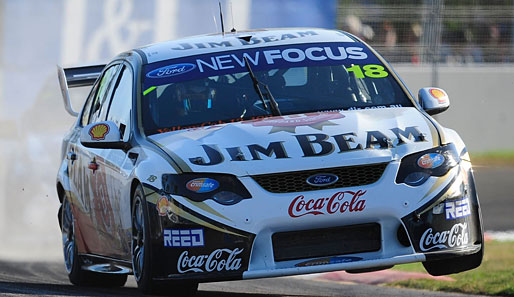 James Moffat bei der V8 Supercar Championship Series in Australien. Ob die zwei in der Luft hängenden Reifen etwas mit dem Sponsor auf der Motorhaube zu tun haben?