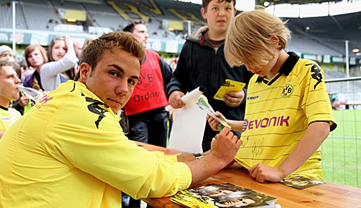 Autogramm vom Bubi für den Bubi! Youngster Mario Götze stand bei den jungen Fans hoch im Kurs