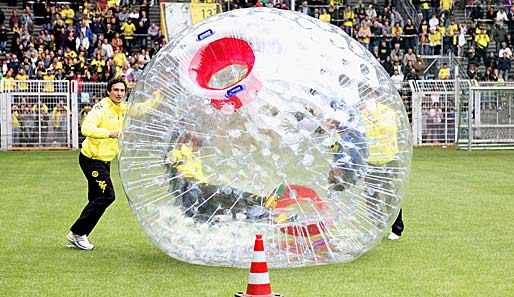 Mats Hummels rollte einen Fan in einem Plastikball über das Spielfeld. Dieser hing wie ein Schluck Wasser in der Kurve