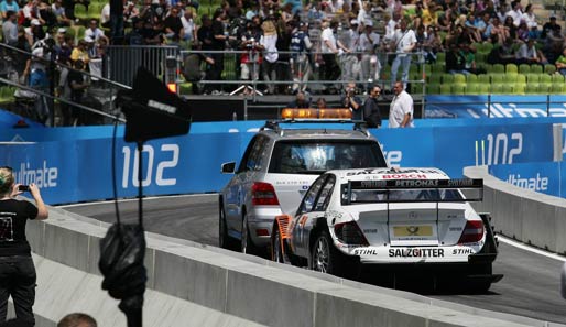 Doch nicht nur Mortara machte Bekanntschaft mit der Streckenbegrenzung: Auch Ralf Schumachers Mercedes musste nach einem Crash abgeschleppt werden