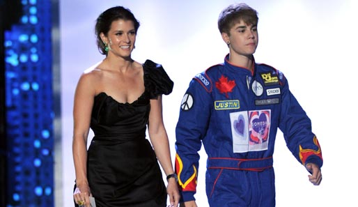 Bieber selbst ließ sich aber nicht aus der Ruhe bringen und präsentierte zusammen mit Rennfahrerin Danica Patrick den Award für das beste Team