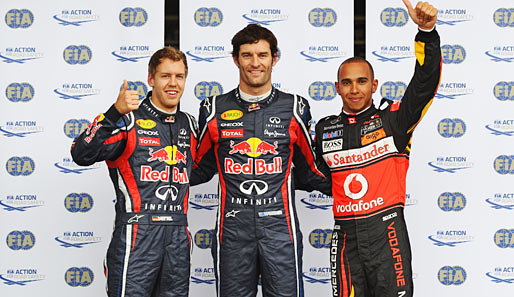 Beim Siegerfoto neben Mark Webber und Lewis Hamilton quälte sich Vettel schon wieder zu einem Lächeln