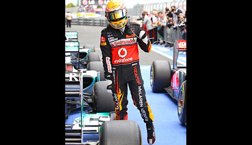 Lewis Hamilton hielt sich an die Forderung seines neuen Overalls und brannte im Qualifying ein Feuerwerk ab