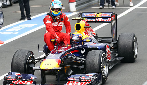 "Taxi!" Fernando Alonso ließ seinen Ferrari nach der Zieldurchfahrt mangels Benzin stehen und wurde von Mark Webber in die Boxengasse chauffiert