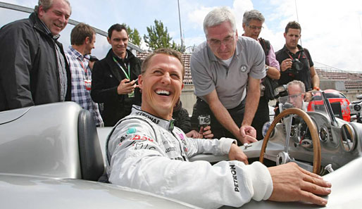 An dieser Übersichltlichkeit hatte Michael Schumacher augenscheinlich seinen Spaß. Er freute sich über die Fahrt im Rennsport-Oldtimer wie ein kleines Kind