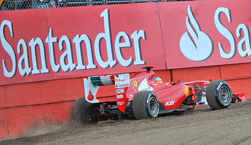 Offroad-Challenge mit Fernando Alonso. Der Ferrari-Pilot rutschte in Q1 in Silverstone mächtig weit von der Piste und schlitterte an der Mauer entlang