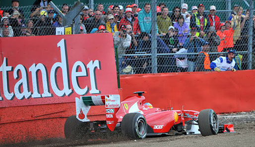 Sehr zur Freude der Zuschauer wehrte sich Alonso mit Händen und Füßen dagegen, stecken zu bleiben und wuchtete den Ferrari zurück auf die Strecke
