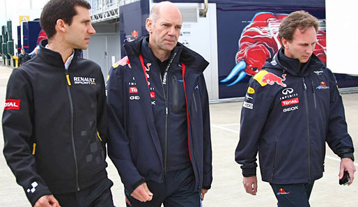 Red-Bull-Teamchef Christian Horner, Red-Bull-Technikchef Adrian Newey und Renault-Renningenieur Remi Taffin (v.r.) waren in Regelfragen Richtung FIA unterwegs