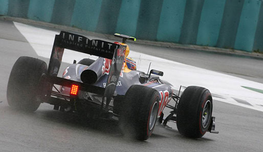 Mark Webber neben der Piste. Keiner der Topfavoriten konnte seinen Boliden bei regennassen Bedingungen während des gesamten Rennens auf der Strecke halten