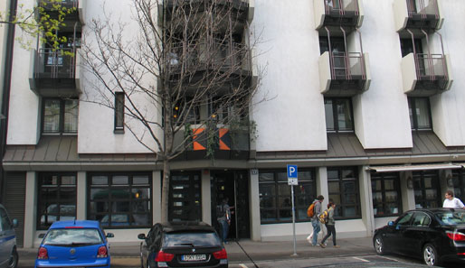Das ist der Haupteingang. Das Kolpinghaus steht mitten in der Mainzer Altstadt und beherbergt 140 Jugendliche