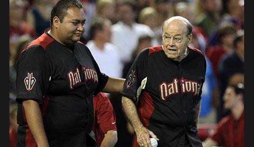 Daniel Hernandez (l.), der im Januar der Politikerin Gabrielle Giffords bei einem Amoklauf das Leben rettete, und MLB-Legende Joe Garagiola übernahmen den ersten Pitch
