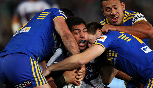 Wie Obelix gegen die Römer: Adam Blair nimmt es gleich mit drei Gegnern beim Rugby-Spiel seiner Melbourne Storm gegen Parramatta Eels auf