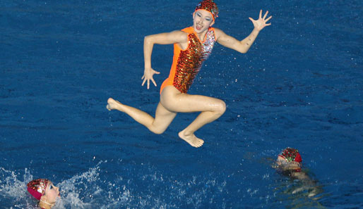 Wie einst Jesus in der Bibel laufen die chinesischen Synchronschwimmerinnen bei der Abschlusszeremonie der Schwimm-WM über das Wasser
