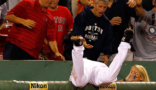 Hoppala! Kevin Youkilis von den Boston Red Sox beim Versuch, in der MLB eine hübsche Fotografin zu beeindrucken. Die Fans sind zu Recht empört