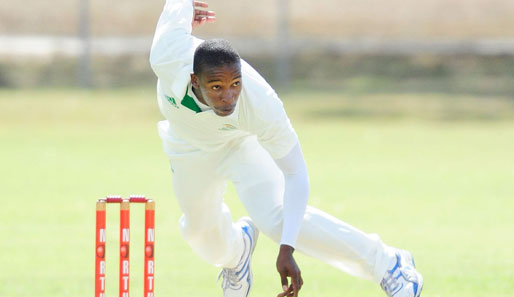 Der Südafrikaner Mtholozisi Shezi zeigt beim Cricket-Turnier Emerging Players noch die ein oder andere Figur für den Bühnentanz