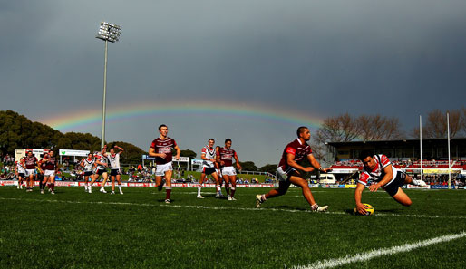 Rugby unterm Regenbogen. Wie pittoresk! Chris Taripo ist die Romantik aber egal. Er punktet für seine Roosters