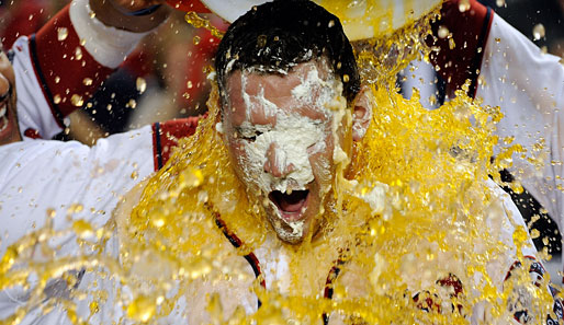 Diese Gatorade-Dusche hat sich Ryan Zimmerman von den Washington Nationals redlich verdient. Er beendet das Spiel gegen die Phillies mit einem Grand-Slam-Homerun