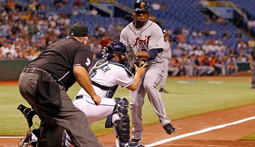 Delmon Young von den Detroit Tigers läuft in der MLB ins offene Messer. Leichtes Spiel für Tampa Bays Catcher Kelly Shoppach bei seinem Tag-Play an der Home Plate