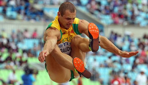 Bei der Leichtathletik-WM in Daegu starten die Athleten von Beginn an durch. Der Litauer Darius Draudvilla zeigt seine froschähnlichen Weitsprungqualitäten
