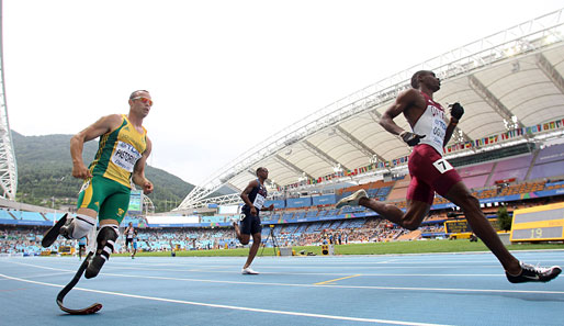 Kurvenlagen-Analyse beim 400-Meter-Sprint in Daegu. Der Südafrikaner Oscar Pistorius (l.) verfolgt seinen Kontrahenten Femi Ogunode