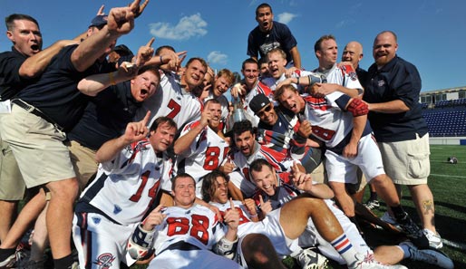 So sehen Sieger aus! Das Lacrosse-Team der Boston Cannons feiert den Gewinn der MLL-Meisterschaft. Im Finale waren die Hamilton Nationals kein Stolperstein