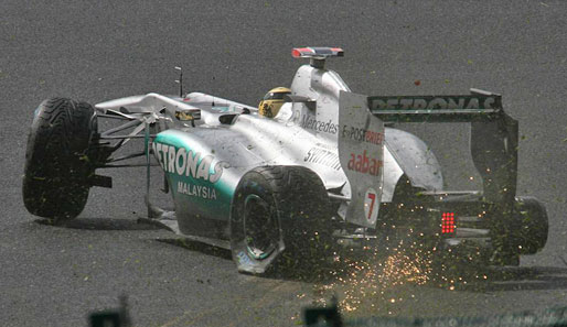 Für Michael Schumacher war das Qualifying in Spa beendet, bevor es richtig angefangen hatte. Ein Rad löste sich und Schumi flog ab