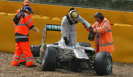 Schumacher muss nach dem Crash ausgerechnet bei seinem Jubiläumsrennen als Letzter starten. Wenigstens kam der goldene Helm zum Einsatz