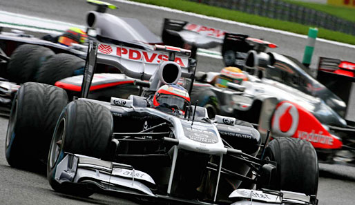 Eine der Szenen des Qualifyings: Lewis Hamilton boxte sich in der letzten Schikane an Pastor Maldonado im Williams vorbei