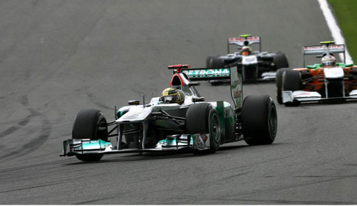 Michael Schumacher zeigte eine grandiose Leistung in seinem 20-jährigen Jubiläum. Vom 24. und letzten Startplatz fuhr er seinen Mercedes auf Rang 5