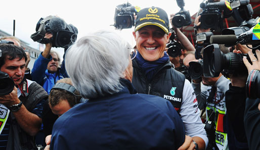 Zum 20-jährigen Jubiläum gratuliert selbstverständlich auch Formel-1-Boss Bernie Ecclestone (l.) seinem Aushängeschild Michael Schumacher