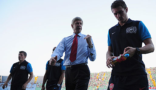 Udinese - Arsenal 1:2: Bei Arsenal durfte Trainer Arsene Wenger nach abgesessener Sperre wieder auf der Bank platz nehmen