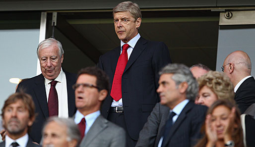 Arsenal-Trainer Arsene Wenger war noch aus der Vorsaison gesperrt und musste das Geschehen von der Tribüne aus verfolgen