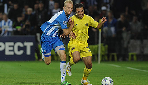 Odense - Villarreal 1:0: Anders Möller Christensen (l.) verteidigte gegen Giuseppe Rossi im Laufduell erfolgreich mit vollem Körpereinsatz