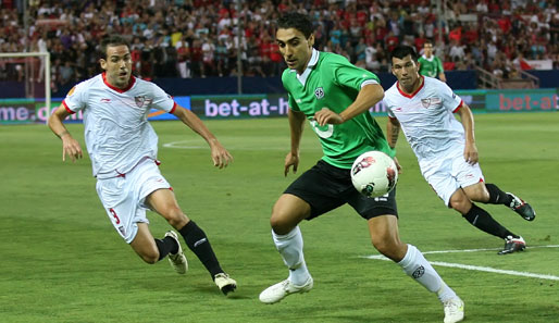Sevilla - Hannover 1:1: In der Sturm-und-Drang-Phase von Sevilla schlug Hannover 96 mit Moa Abdellaoue (r.) eiskalt zu