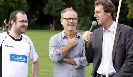 Am Mittwochabend fiel der Startschuss zur "Republik Fussball". Mit dabei waren Reinhold Beckmann (M.) und St. Paulis Sportchef Helmut Schulte (r.)