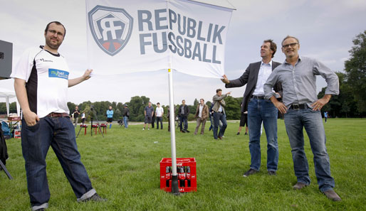 Einmal vor dem großen Banner posieren, bitte! "Republik Fussball" ist die erste bundesweite Meisterschaft für Freizeitkicker