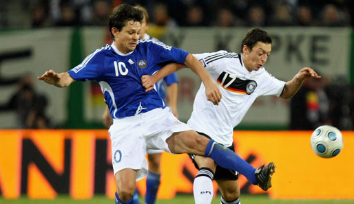 Jung gegen Alt. Jari Litmanen im Duell mit Real-Star Mesut Özil. Der Finne absolvierte 137 Länderspiele für sein Heimatland