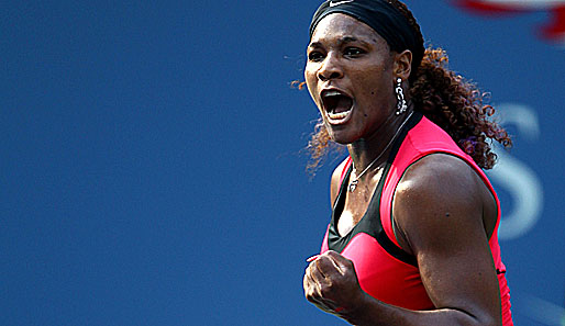 YES! Serena Williams is back - und wie! Die Amerikanerin schickte die Weltranglistenvierte Victoria Azarenka in zwei Sätzen mit 6:1 und 7:6 nach Hause