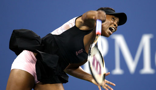 Hoch das Röckchen. Wenn Venus Williams aufschlägt, dann ist das Tennis-Stadion in NY voll. Ihrer Gegnerin Vesna Dolonts ließ sie zum Auftakt keine Chance